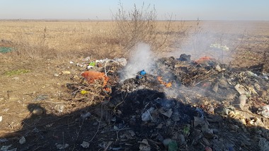 Primării din Ialomiţa, somate de Garda de Mediu să oprească arderile ilegale de deşeuri cre au loc pe marginea drumurilor, în pubele abandonate