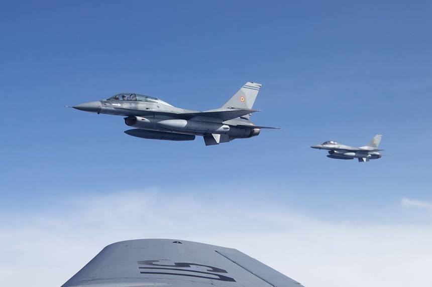 Antrenamente ale aviatorilor români şi americani, cu avioane F-16 Fighting Falcon, în Baza 86 Aeriană de la Borcea