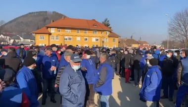 Sute de angajaţi de la Uzina Mecanică din Cugir au declanşat un protest spontan, nemulţumiţi de salarii şi condiţiile de muncă, ei solicitând creşterea salariilor cu 30%