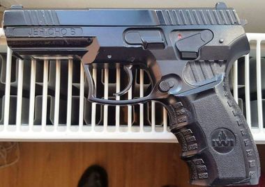 Vâlcea: Un elev de clasa XI-a a mers la liceu cu un pistol de airsoft. Jandarmii l-au amendat cu 2.500 de lei, iar arma a fost ridicată