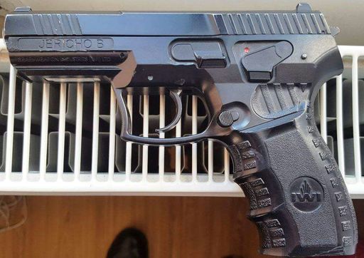 Vâlcea: Un elev de clasa XI-a a mers la liceu cu un pistol de airsoft. Jandarmii l-au amendat cu 2.500 de lei, iar arma a fost ridicată