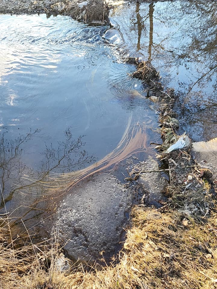 Operator în domeniu petrolier din Prahova, amendat cu 150.000 de lei, după poluarea unui râu  