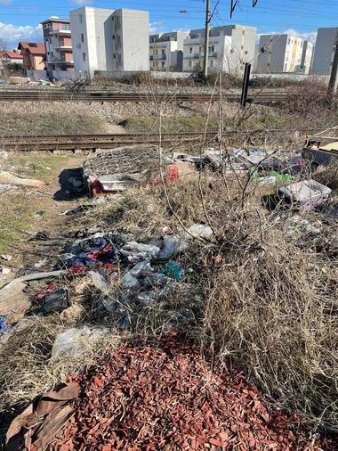 PMB: Mai multe deşeuri aflate pe nişte terenuri de la marginea Capitalei au fost arse ilegal şi au poluat zona / Poliţiştii de mediu încearcă să descopere persoanele responsabile - FOTO