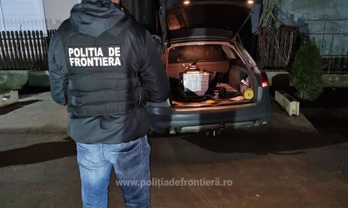 Poliţiştii de frontieră au descoperit şi confiscat circa 500 de pachete de ţigări care au fost aduse cu drona - FOTO, VIDEO