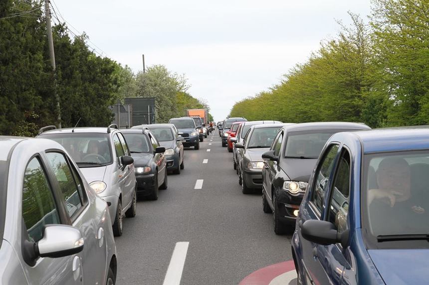 Coloane de maşini, duminică, la ieşirea din Predeal către centrul staţiunii Buşteni, pe sensul de mers către Capitală