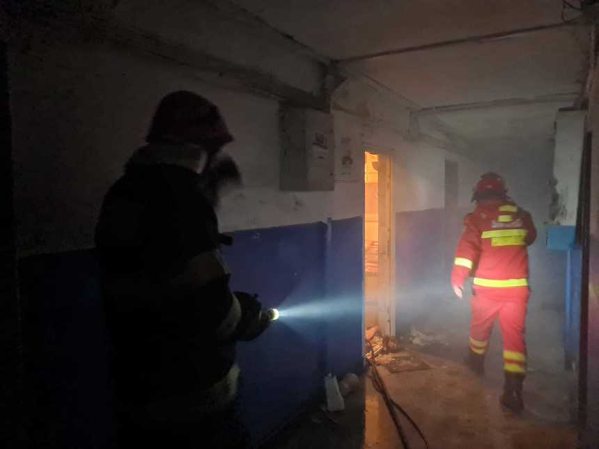Incendiu puternic la un bloc din Piatra Neamţ. Un bărbat a fost preluat de ambulanţă inconştient, iar doi copii au primit îngrijiri medicale - FOTO