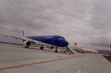 Efectele închiderii spaţiului aerian în Republica Moldova: Pe aeroportul din Iaşi au aterizat deja trei avioane. Cei 530 de pasageri vor fi duşi cu autocarele la Chişinău 