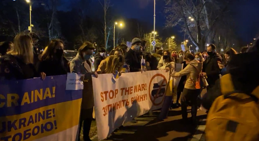 Zeci de persoane, la o manifestaţie în semn de solidaritate cu poporul ucrainean, la Ambasada Ucrainei din Bucureşti - VIDEO