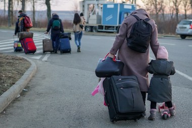 Autocare puse la dispoziţie gratuit de o firmă din Rădăuţi pentru refugiaţii din Ucraina care ajung în Vama Siret/ Alţi voluntari oferă apă şi sandvişuri - FOTO