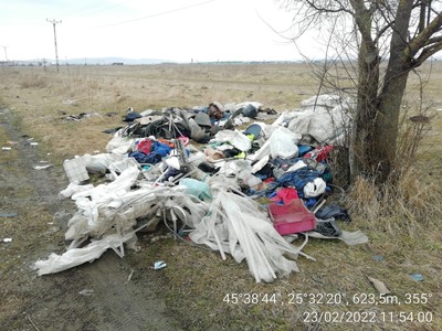 Braşov: Femeie amendată cu 3.000 de lei după ce a aruncat pe un câmp deşeurile provenite din curăţenia din gospodărie. Ea a fost obligată să preia gunoiul aruncat şi să cureţe terenul
