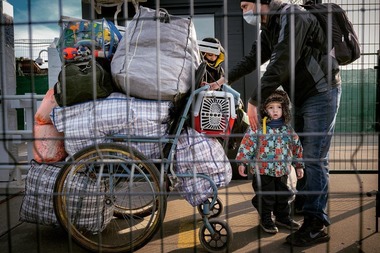 Solidaritate cu ucrainenii, mai ales în judeţele de graniţă - Oamenii pun la dispoziţie case, vile, pensiuni / La Suceava, cozi la vamă / La Satu Mare, afluxul dinspre Ucraina e ca într-o zi normală / Mobilizare în întreaga ţară pentru ajutorare - FOTO