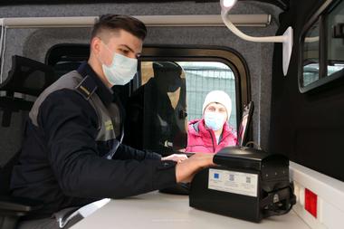 Poliţia de Frontieră: Scădere de 14,4% a traficului de persoane la frontiera cu Ucraina, vineri/ La nivel naţional, peste 11.200 de cetăţeni ucraineni au efectuat formalităţile la frontieră, o creştere cu 83% faţă de joi