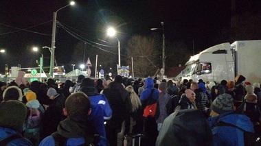 Români blocaţi în Vama Porubne-Siret: Am fugit din zona Harkov, de 10 ore stăm, răbdăm de foame, de frig! Am auzit sirenele în Cernăuţi. Vă rugăm să ne ajutaţi să ajungem acasă la familie şi copii! / Precizările şefului DSU - FOTO, VIDEO