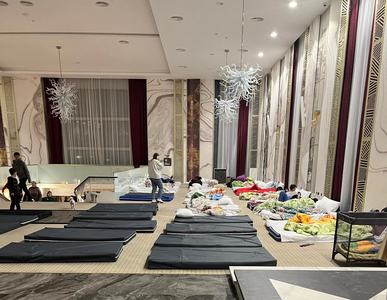 Zeci de refugiaţi din Ucraina au fost cazaţi la un hotel sucevean. Întrucât locurile de cazare s-au epuizat, au fost puse saltele şi pe holuri