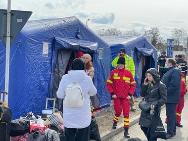 Purtătorul de cuvânt al Guvernului: Sunt în derulare operaţiunile de ridicare a două tabere pentru refugiaţi, una la Sighet şi una la Siret. Măsurile sunt preventive pentru că procentul de ocupare a centrelor de cazare se află la 56,4