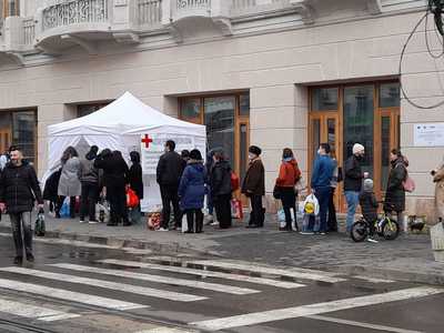 Cozi la punctele de colectare din Iaşi, unde oamenii vin să doneze alimente, pături, dar şi alte produse pentru refugiaţii din Ucraina

 
