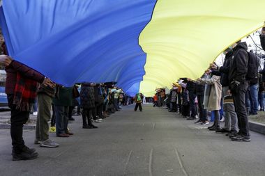 UPDATE - Solidaritate cu Ucraina - Acţiune în faţa Ambasadei din Bucureşti / S-a scandat numele lui Zelenski şi s-a cântat imnul / Protest la Ambasada Rusiei: Putin, ai mâinile pătate de sânge / Manifestări în ţară  - FOTO / VIDEO