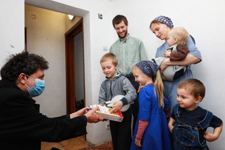 Nicuşor Dan anunţă cazarea primilor ucraineni în centrele DGASMB - O familie cu patru copii mici, care a ajuns la Bucureşti fără a avea asigurată cazarea / Toţi au fost testaţi pentru coronavirus pentru a-şi putea continua drumul către SUA 