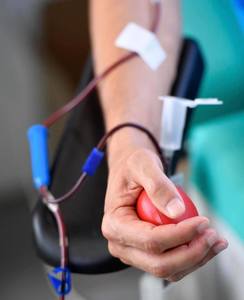 Ministerul Sănătăţii: Centrele de transfuzie sanguină din toată ţara vor avea program până la ora 17.30/ Oamenii sunt aşteptaţi să doneze sânge pentru răniţii din Ucraina - LISTA centrelor