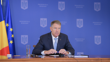 Cei opt militari care şi-au pierdut viaţa în accidentele aviatice din judeţul Constanţa, decoraţi de preşedintele Iohannis