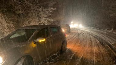 Avertizare Infotrafic: Circulaţie în condiţii de ninsoare pe artere din mai multe judeţe, inclusiv pe A 1 şi A 10 / Circulaţie îngreunată în judeţele Sibiu şi Harghita  