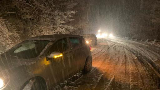 Avertizare Infotrafic: Circulaţie în condiţii de ninsoare pe artere din mai multe judeţe, inclusiv pe A 1 şi A 10 / Circulaţie îngreunată în judeţele Sibiu şi Harghita  