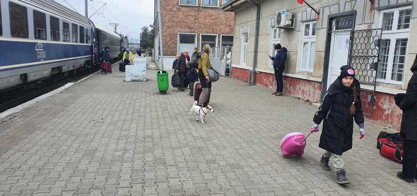 Aproape 300 de refugiaţi din Ucraina aflaţi într-un tren special au optat să rămână la Buzău/ Ei vor fi cazaţi în hoteluri, internate şi pensiuni - VIDEO