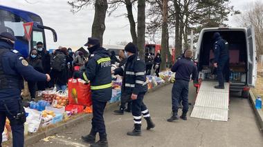 Jurnalist The Guardian, impresionat de mobilizarea românilor la graniţa cu Ucraina: Caz de manual al unei abordări civilizate şi umane a refugiaţilor / Raed Arafat, distribuind postarea jurnalistului: Mulţumim celor care sunt zi şi noapte pe teren 