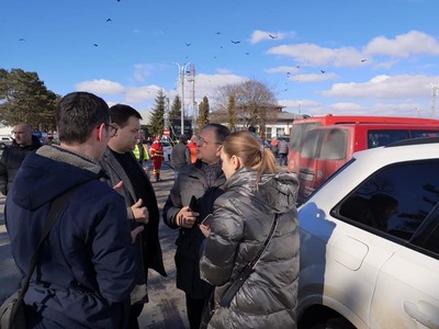 Suceava: Unsprezece copii din Ucraina, care suferă de diverse boli, preluaţi de medici germani în Vama Siret şi duşi cu ambulanţele la spitale din regiunea Schwaben