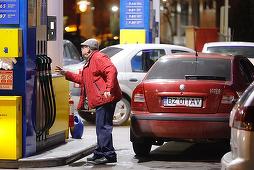 UPDATE - Cozi la staţiile de benzină din mai multe oraşe din ţară/ Şoferii sunt speriaţi de scumpirea carburantului - FOTO
