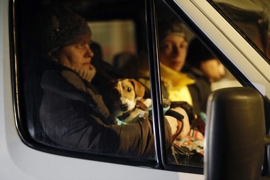 Peste 100 de refugiaţi din Ucraina sosiţi marti după amiază la Buzău au plecat miercuri noapte către Braşov, de unde vor merge către Budapesta - FOTO