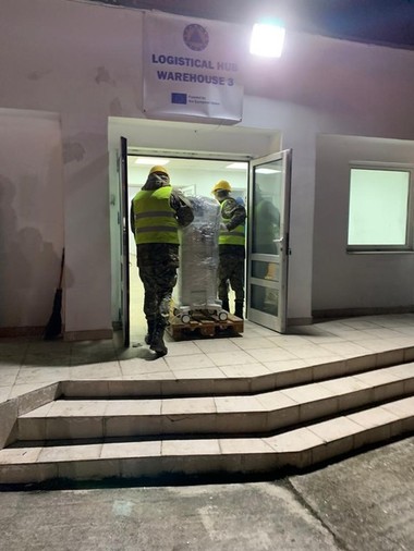 MApN sprijină activitatea HUB-ului logistic de la Suceava cu 25 de militari şi operatori cu mijloace tehnice specifice puse la dispoziţie de Comandamentul Logistic Întrunit 