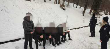 Zeci de persoane, implicate într-o bătaie în stradă, în Braşov. Jandarmii au intervenit pentru aplanarea conflictului. Cei mai mulţi dintre bătăuşii identificaţi sunt minori - FOTO