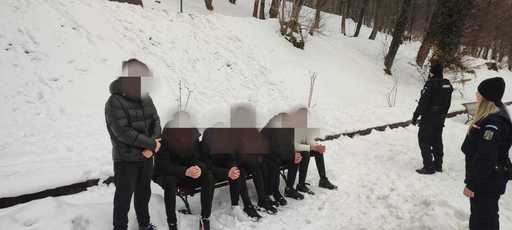 Zeci de persoane, implicate într-o bătaie în stradă, în Braşov. Jandarmii au intervenit pentru aplanarea conflictului. Cei mai mulţi dintre bătăuşii identificaţi sunt minori - FOTO