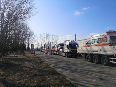 Italia a donat Ucrainei opt ambulanţe complet echipate, medicamente şi mai multe tipuri de echipamente medicale, prin HUB-ul din judeţul Suceava / 37 de camioane cu ajutoare au ajuns în HUB 