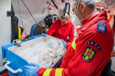 IGSU: Misiune complexă contracronometru de salvare a doi bebeluşi de naţionalitate română din Ucraina - Un băieţel de cinci zile, transportat la Timişoara şi o fetiţă de 14 zile, transportată la Bucureşti  