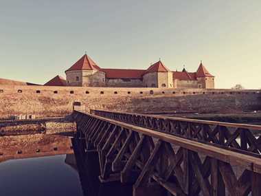 Cetatea Făgăraş, în ultima etapă a restaurării, fiind construit al doilea pod, la intrarea principală. Acesta va avea o parte mobilă/ Cetatea rămâne deschisă turiştilor pe durata lucrărilor - FOTO