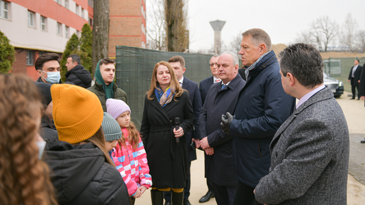 Klaus Iohannis, discuţii cu tineri refugiaţi: Încercăm să ajutăm Ucraina şi pe ucrainenii refugiaţi la noi, dar ne dorim cu toţii să se termine repede acest război