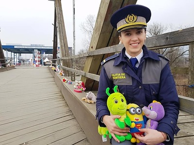 Podul jucăriilor, între România şi Ucraina la Sighetu Marmaţiei - Copii, poliţişti şi voluntari au lăsat jucării pe marginea podului istoric dintre cele două ţări, pentru copiii care fug din calea războiului  