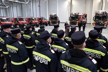 Un număr de 12 autospeciale pirotehnice şi 6 platforme pentru salvare de la înălţime, în dotarea IGSU/ Bode: Structurile MAI, angajate în eforturile de creştere a nivelului de dotare, pun pe primul plan adaptarea la provocările şi ameninţările actuale - FOTO