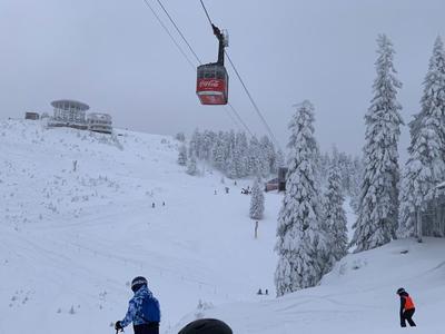 Turiştii care schiază în Poiana Braşov vor putea încărca online cu puncte schi-pass-urile