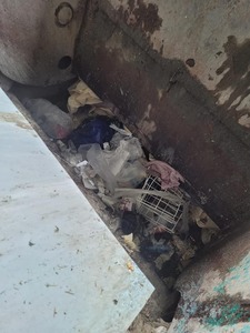 Prahova: Depozitul unui lanţ de magazine, amendat de Garda de Mediu după ce rafturi metalice scoase din uz au fost aruncate ca gunoi menajer