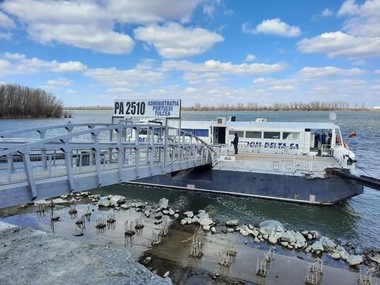 O navă a Navrom Delta, pusă la dispoziţia ISU Tulcea pentru transportul ucrainenilor care ajung la Isaccea. Ambarcaţiunea va face curse Isaccea - Galaţi şi retur 