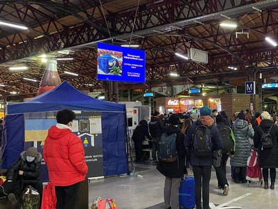 Tv-screen cu informaţii utile pentru refugiaţii din Ucraina, montat în Gara de Nord 