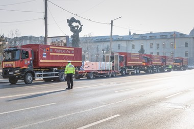 Iaşi: Un al doilea convoi umanitar, cu produse în valoare de aproape 800.000 de lei, a plecat spre regiunea Cernăuţi. Sunt trimise către Ucraina pături, alimente, dar şi 16 generatoare electrice