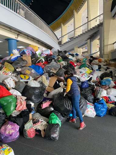 Primăria Capitalei caută voluntari pentru Romexpo - Munţi de pachete şi pungi trebuie despachetate, sortate şi aranjate 