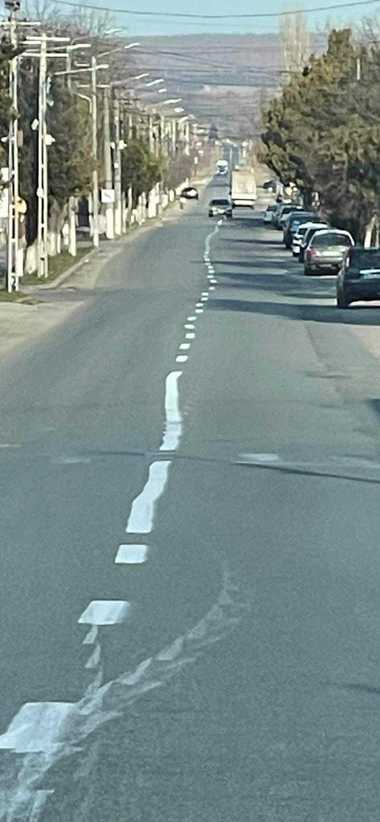 Val de ironii, după ce o stradă din Drăgăşani a fost marcată strâmb de către lucrătorii Direcţiei Servicii Publice: ”Au prins lucrarea Celentano cu Firicel din Las Fierbinti?” / Reacţia autorităţilor - FOTO 