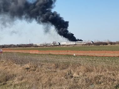 Incendiu puternic de deşeuri, pe un câmp din Dâmboviţa - VIDEO 