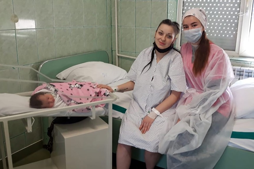 O tânără refugiată din Ucraina a născut o fetiţă la Maternitatea Galaţi