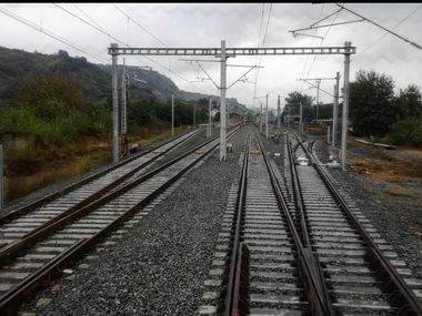 Trafic feroviar întrerupt în staţia Ciucea (Cluj), unde două vagoane ale unui tren privat de marfă au deraiat/ Pasagerii sunt transbordaţi pe cale rutieră între staţiile CF Poieni şi Piatra Craiului